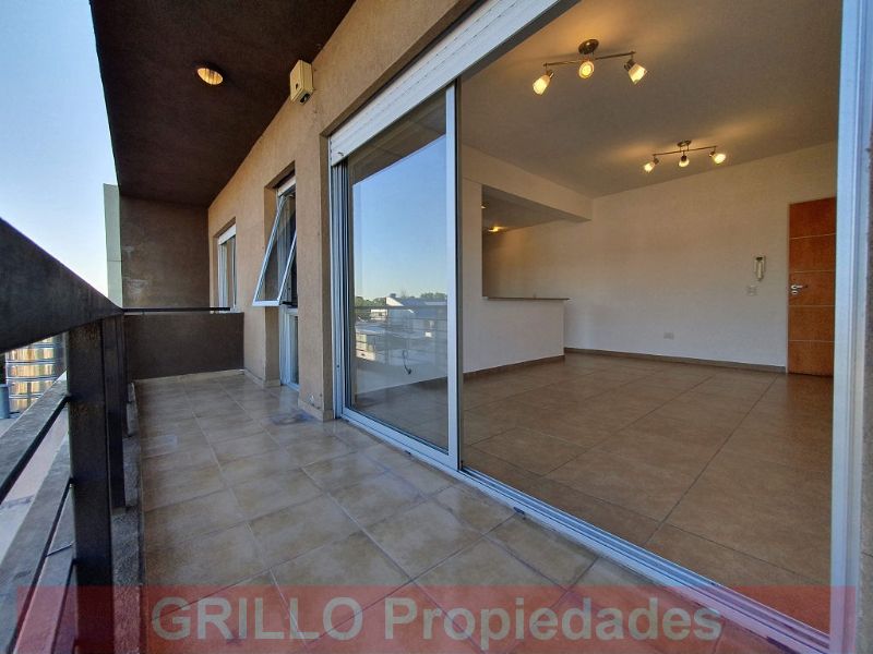 Vista abierta del living comedor. Amplio balcón. de Departamento 2 ambientes. Balcón. Opción cochera.