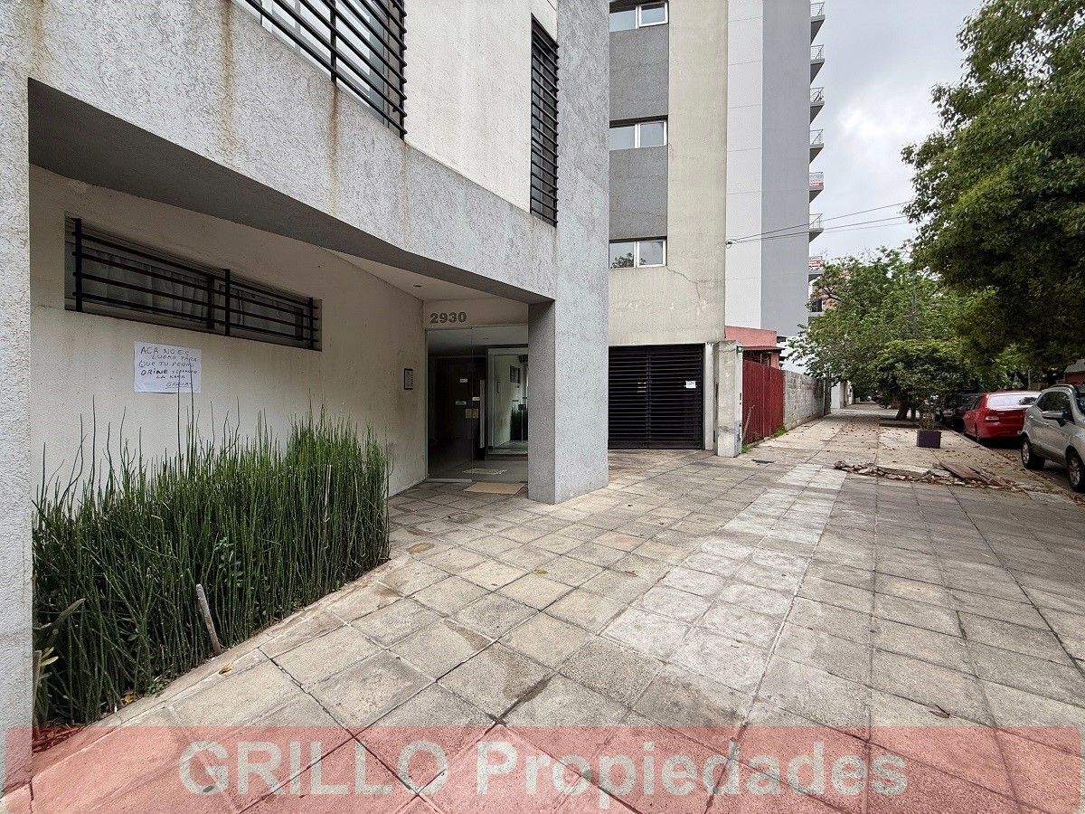 Ingreso al edificio. de Bordabehere 2930. Departamento monoambiente con balcón de 35 m²