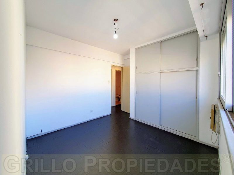 de Departamento cuatro ambientes con balcón en piso alto. Excelente vista y luz.