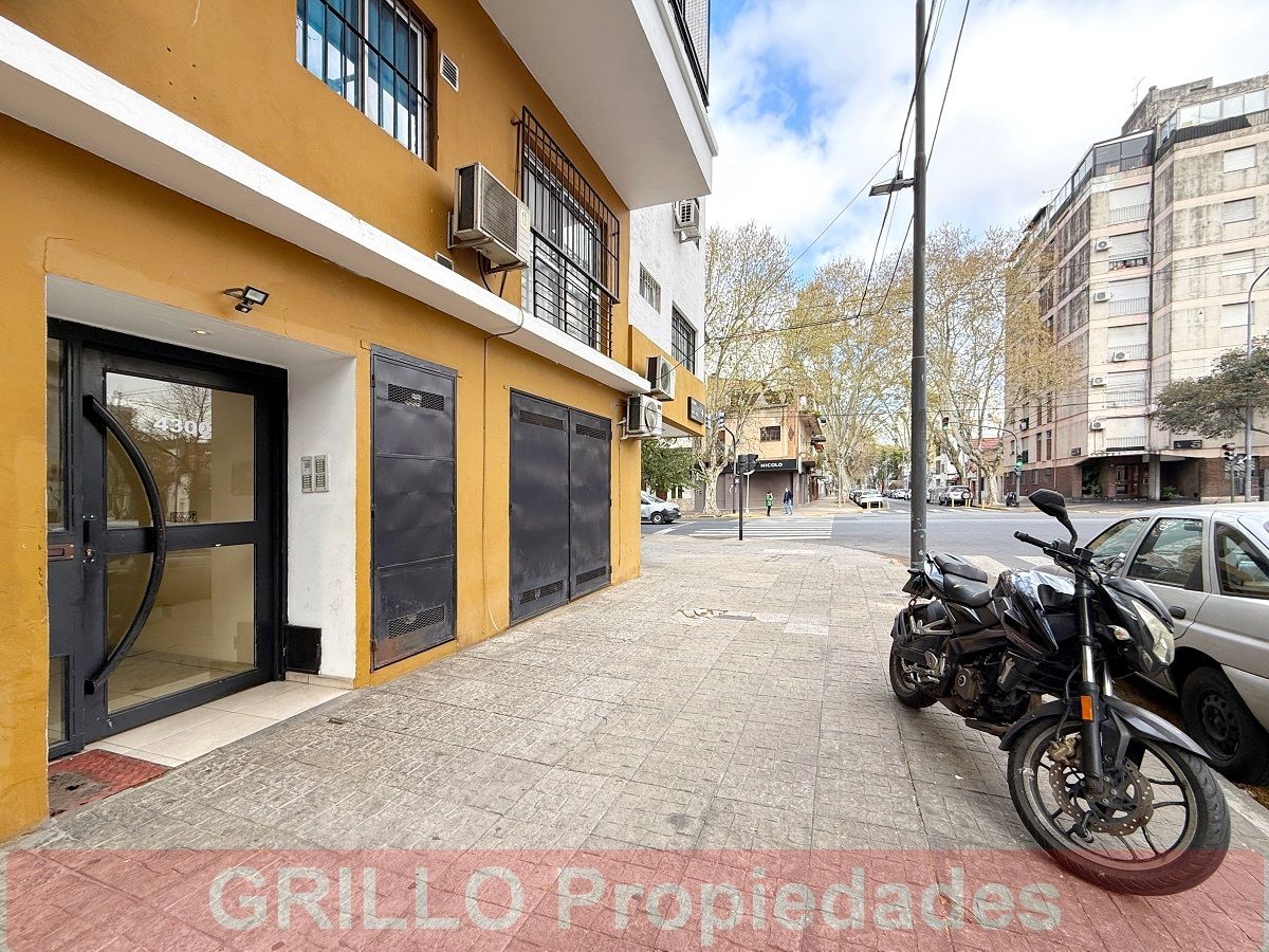 Ingreso al edificio. de Rafaela 4298. Departamento de dos ambientes con balcón, vista abierta y muy luminoso.