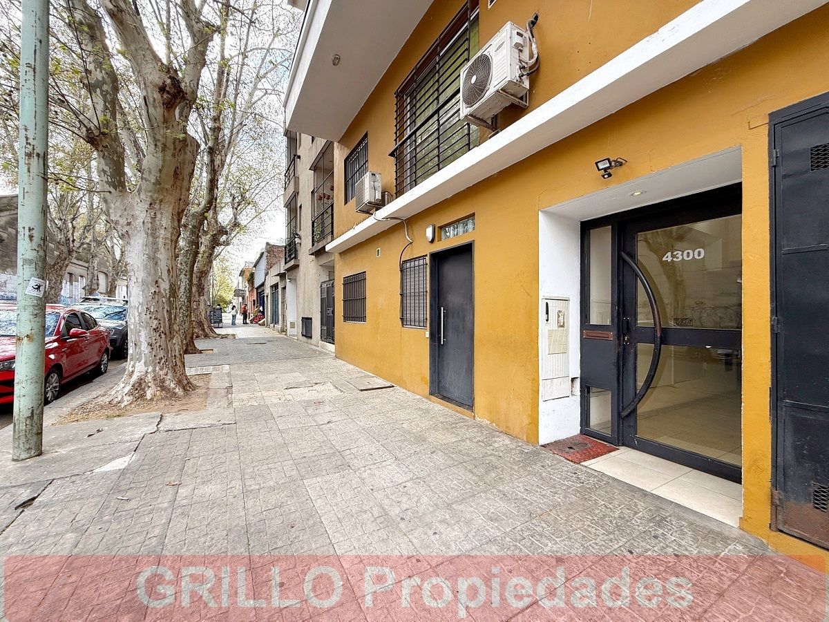 Ingreso al edificio. de Rafaela 4298. Departamento de dos ambientes con balcón, vista abierta y muy luminoso.