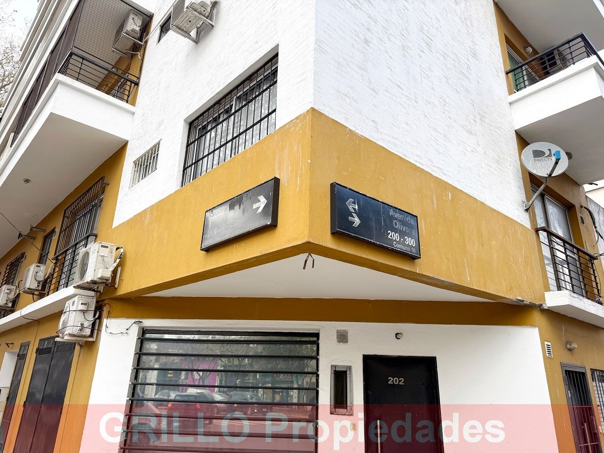 Esquina. de Rafaela 4298. Departamento de dos ambientes con balcón, vista abierta y muy luminoso.