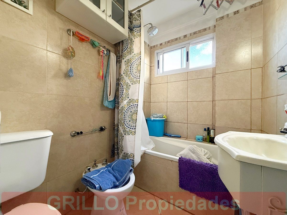 Baño completo con bañera. de Rafaela 4298. Departamento de dos ambientes con balcón, vista abierta y muy luminoso.