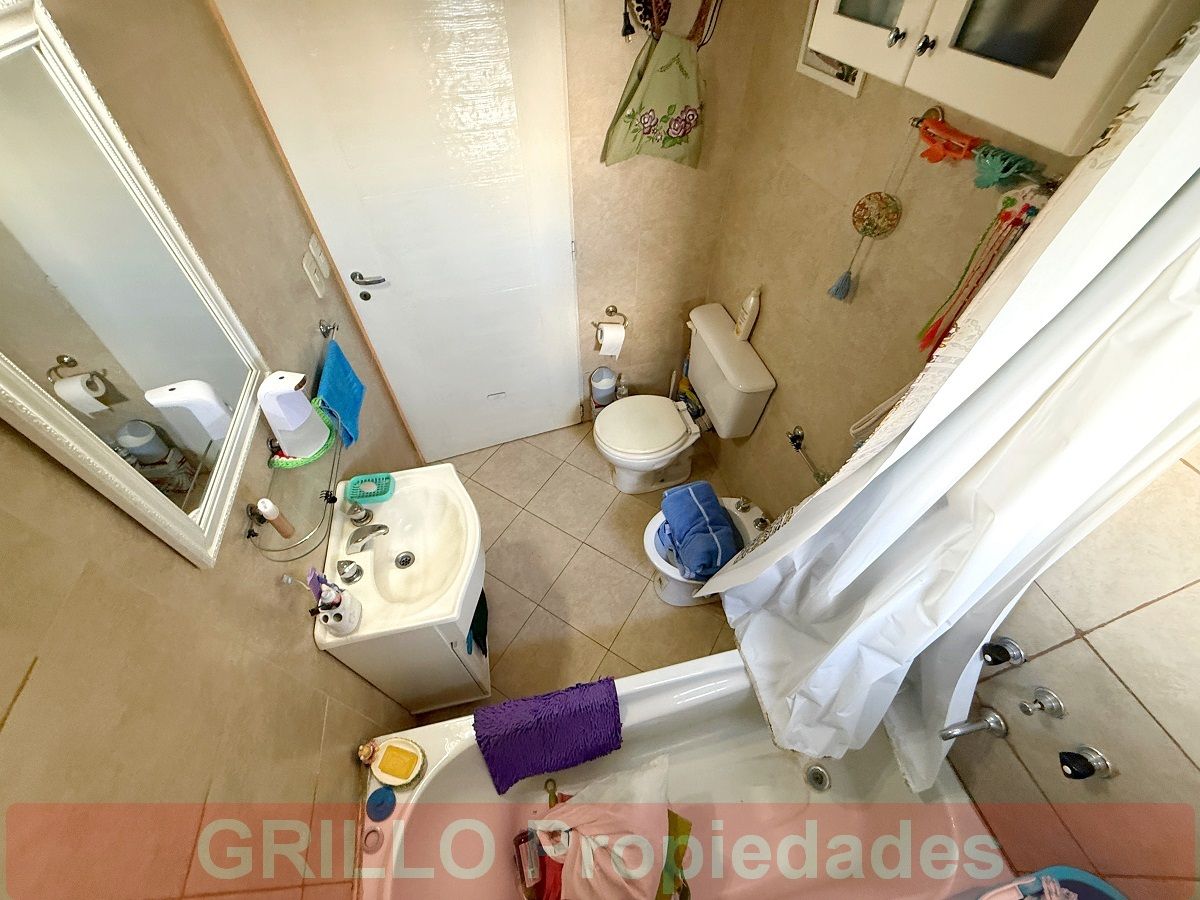 Baño completo con bañera. de Rafaela 4298. Departamento de dos ambientes con balcón, vista abierta y muy luminoso.