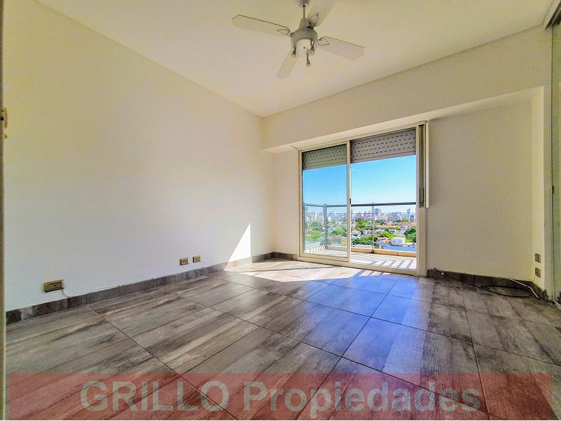 Dormitorio. Con balcón. Al contrafrente. de Departamento dos ambientes. Vista al río. Apto profesional. Balcón aterrazado.