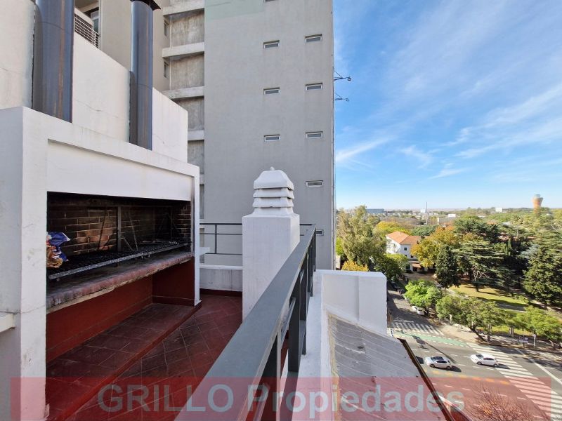 Acceso al edificio. de Apto crédito. Departamento 3 ambientes impecable. 2 baños. Parrilla y SUM.