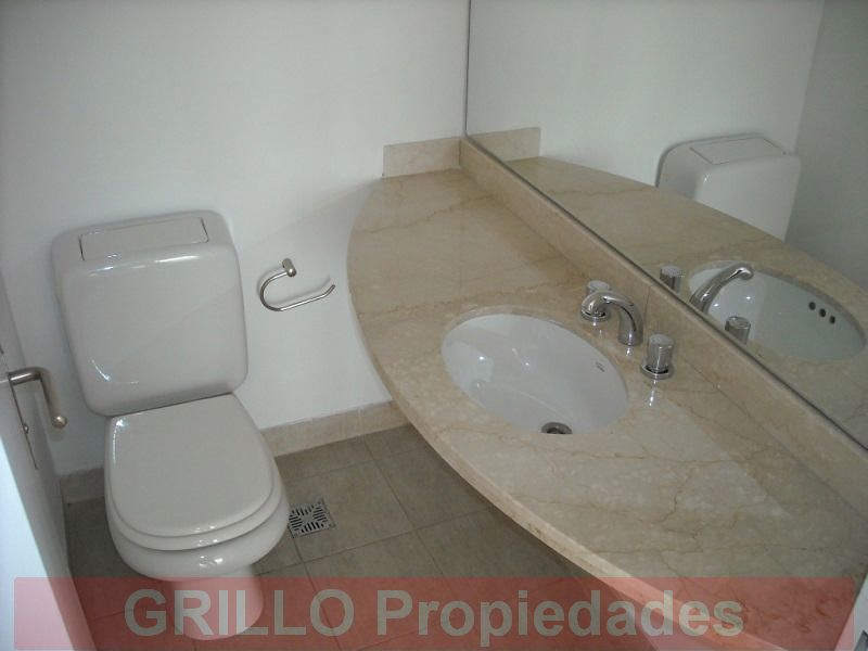Baño. de Edificio Centennial. Torre Cielo. Piso alto. Excelente vista al río