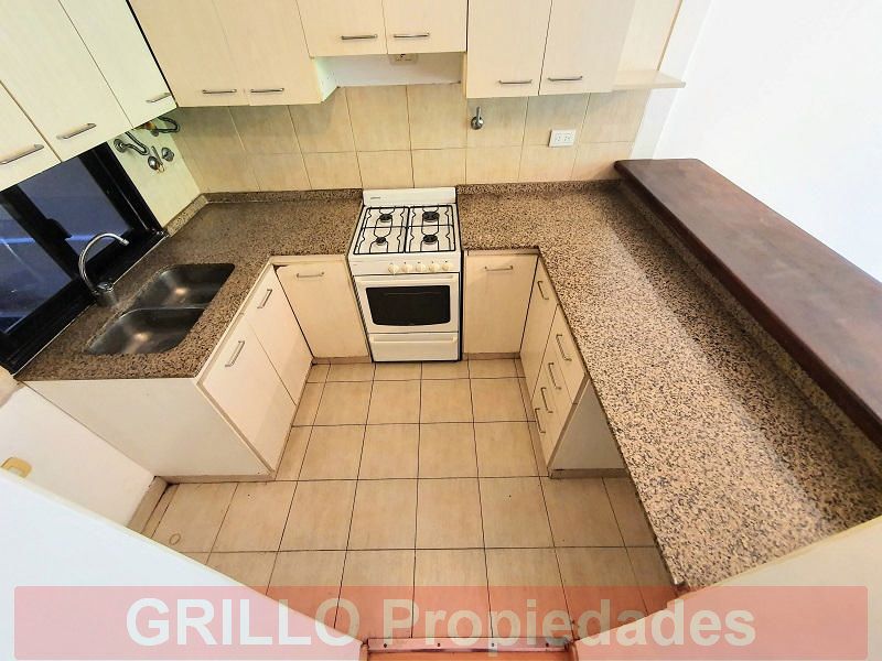 Cocina con sector para lavarropas. de Departamento en alquiler 2 ambientes con cochera fija, patio y balcón.