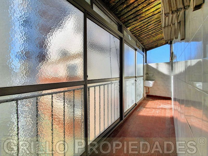 Otra vista del balcón. de Departamento dos ambientes. 50m2. Cocina independiente. Balcón.