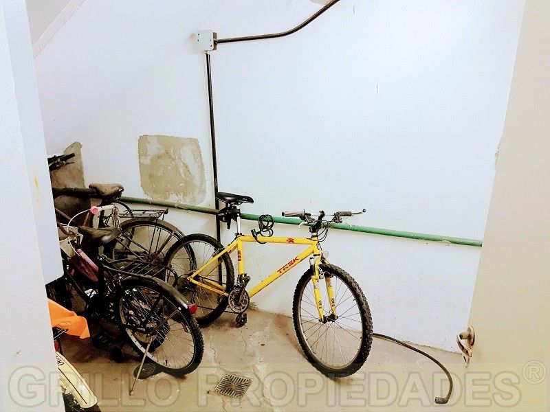 Sector común para guardado de bicicletas. de Departamento tres ambientes. Cochera. Pileta. Parrilla. SUM.