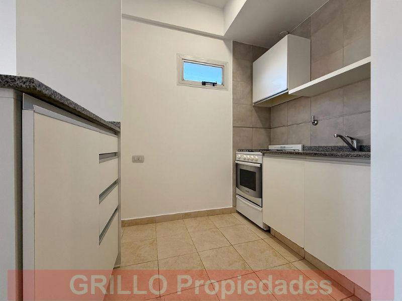 Otra vista de su sector de cocina. de Departamento Monoambiente de 40m2. Balcón aterrazado. Piso alto. Apto profesional.