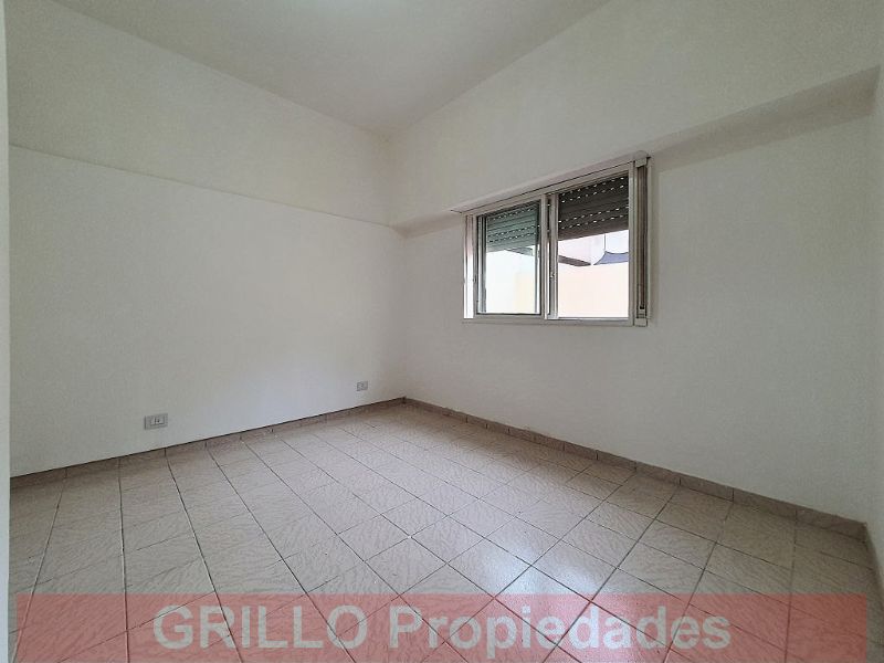 Dormitorio, vista desde su ingreso. de Departamento 2 ambientes. PH sin expensas. Con patio.