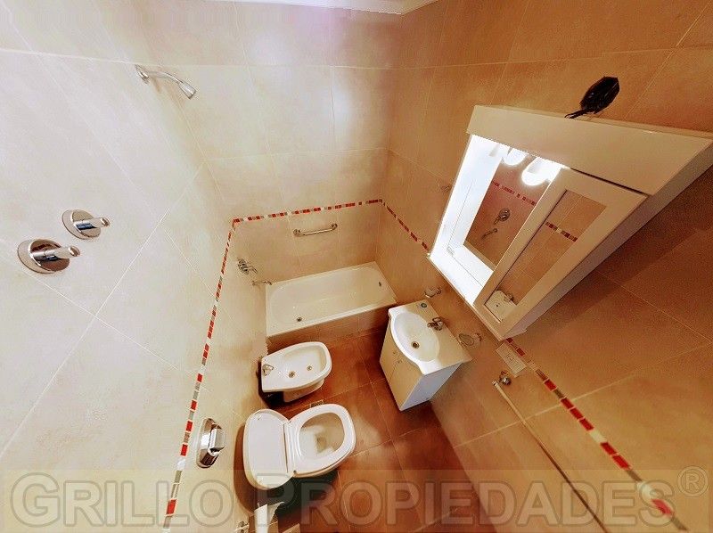 Baño de Departamento a estrenar. Sin expensas. Al frente. Impecable estado. Muy amplio. Apto profesional.