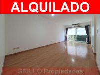 Departamento tres ambientes. Balcón. Aire acondicionado, calefacción. Cochera.