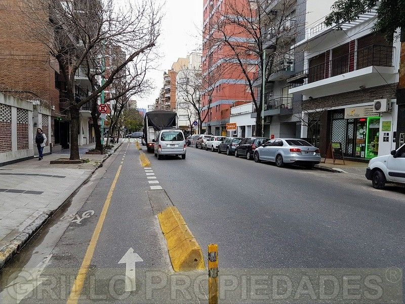 Vista hacia la Avenida Independencia. de Departamento dos ambientes. Sin expensas. Refaccionado. Apto profesional y/o comercial.