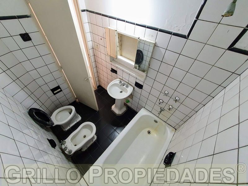 Baño completo con bañera. de Departamento 2 ambientes. Baño completo. Cocina independiente. Balcón. Lavadero.