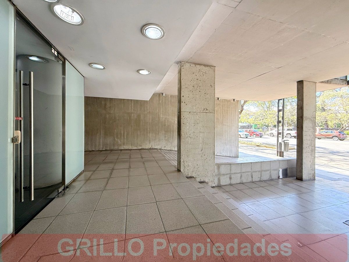 Hall de ingreso al edificio. de Av del Libertador 8460, Piso 6. Departamento de 45 m2 con pileta, Laundry y solarium.