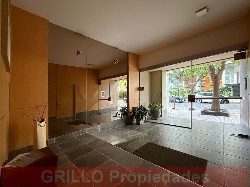 Hall de ingreso en planta baja. de Ruiz Huidobro 1615. Departamento dos ambientes. Sin expensas.