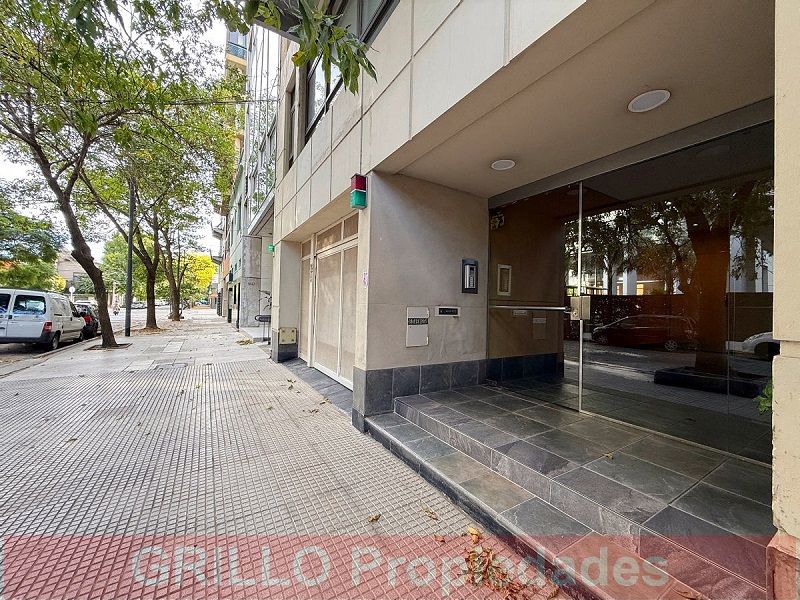 Ingreso al edificio. de Ruiz Huidobro 1615. Departamento dos ambientes. Sin expensas.
