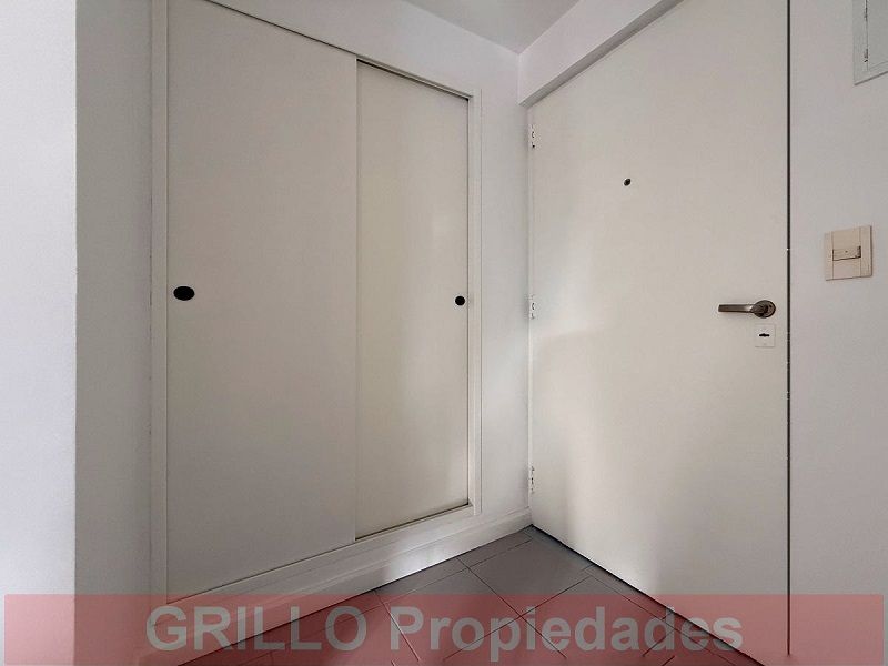 Placard en hall de ingreso. de Ruiz Huidobro 1615. Departamento dos ambientes. Sin expensas.