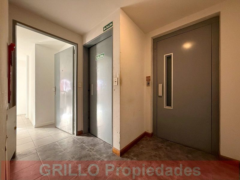 Hall de ingreso al departamento. de Ruiz Huidobro 1615. Departamento dos ambientes. Sin expensas.