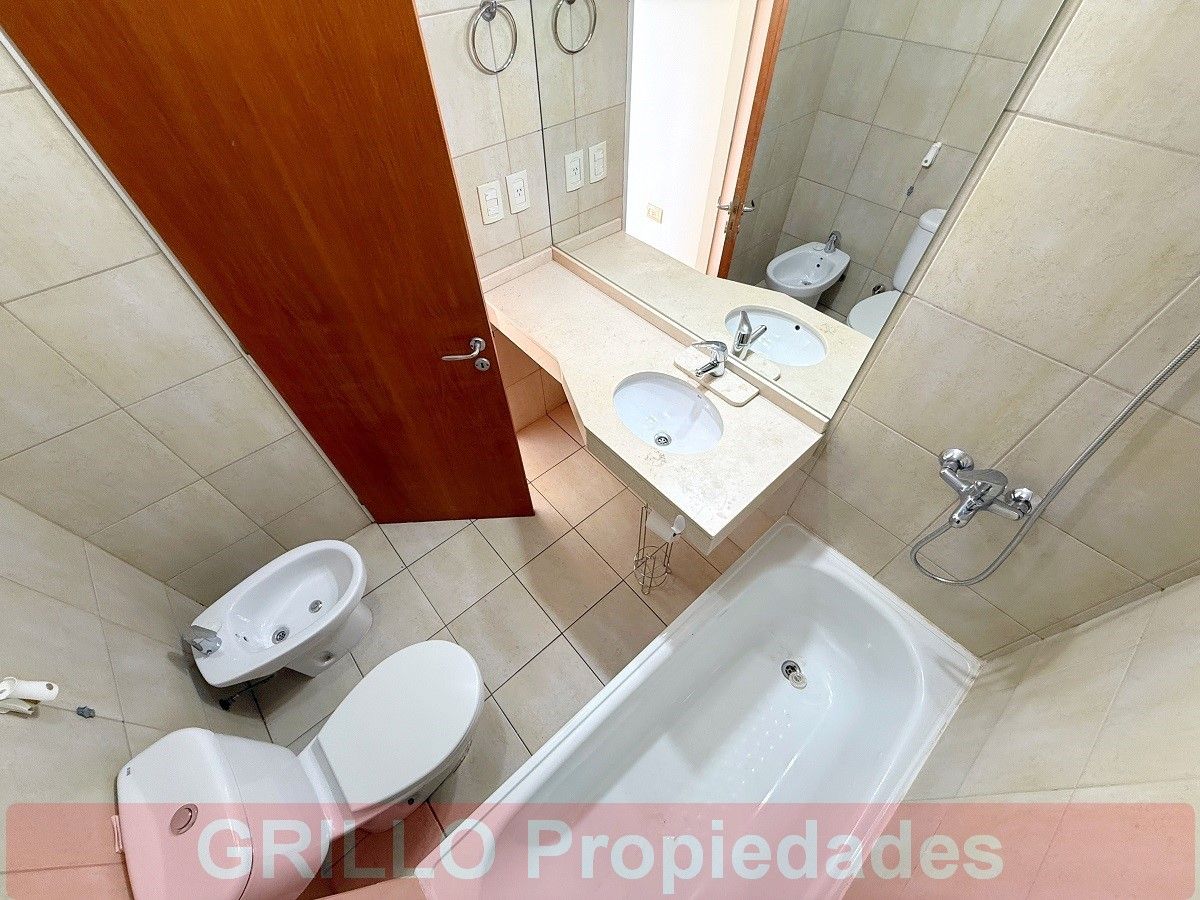 Baño completo con bañera. de Montes de Oca 541. Departamento de dos ambientes, Pileta, SUM con parrillas, Excelente vista.