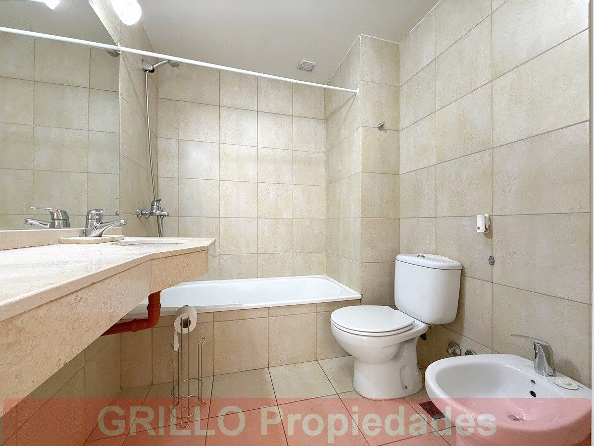 Baño completo con bañera. de Montes de Oca 541. Departamento de dos ambientes, Pileta, SUM con parrillas, Excelente vista.
