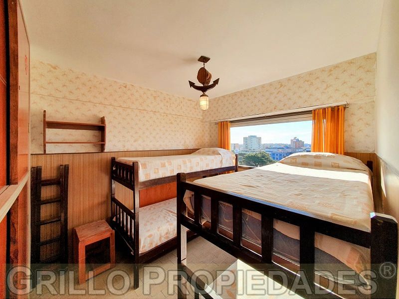 Vista del dormitorio secundario desde su ingreso. de Departamento en alquiler temporario amoblado con excelente vista al mar