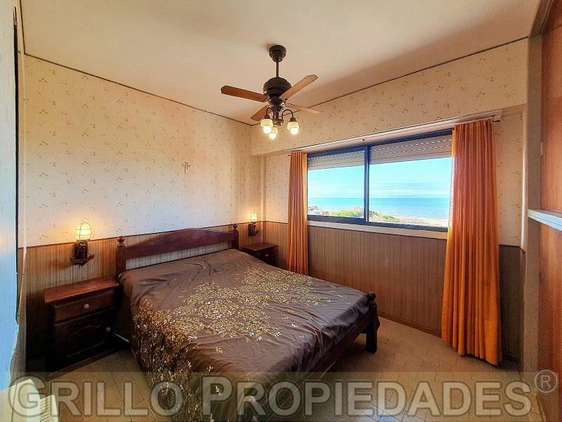 Dormitorio principal. de Departamento en alquiler temporario amoblado con excelente vista al mar