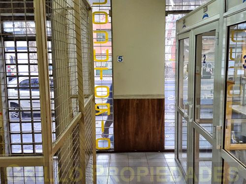 de Local en alquiler 140m2 sobre Avenida Dorrego próximo a Avenida Corrientes. Zonificación: R2b I.