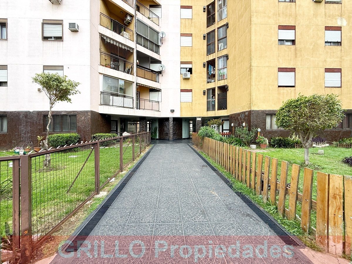 Ingreso al edificio. de Av J D Perón 4950. Departamento de 3 ambientes con balcón y espacio guardacoches. Apto crédito.