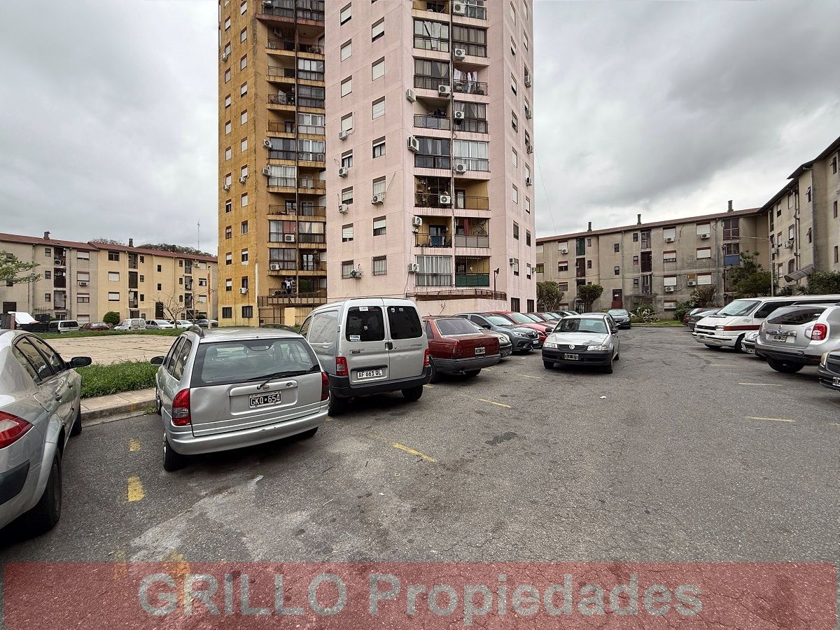 Espacio guardacoche. de Av J D Perón 4950. Departamento de 3 ambientes con balcón y espacio guardacoches. Apto crédito.