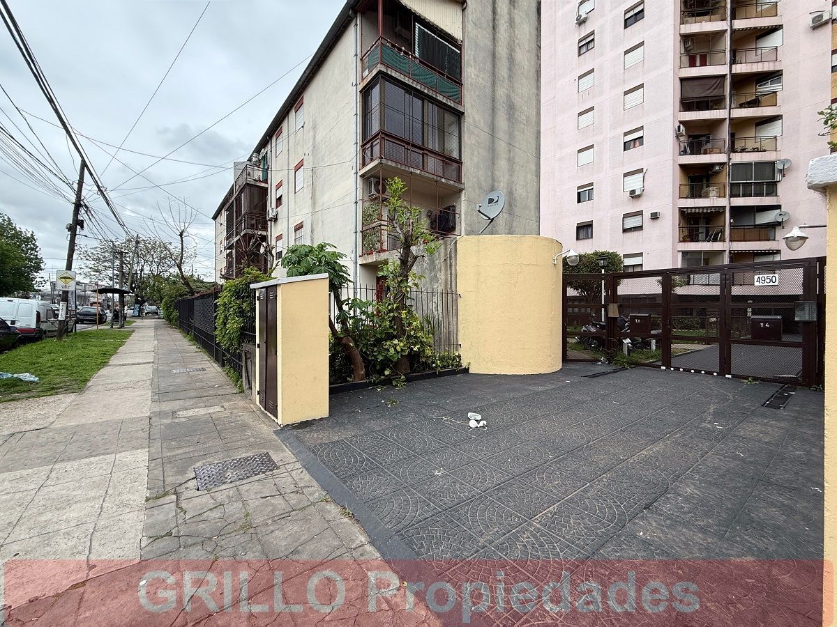 Vista de su cuadra. de Av J D Perón 4950. Departamento de 3 ambientes con balcón y espacio guardacoches. Apto crédito.