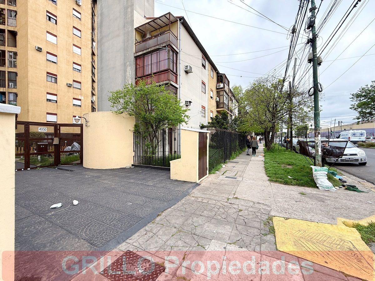 Vista de su cuadra. de Av J D Perón 4950. Departamento de 3 ambientes con balcón y espacio guardacoches. Apto crédito.