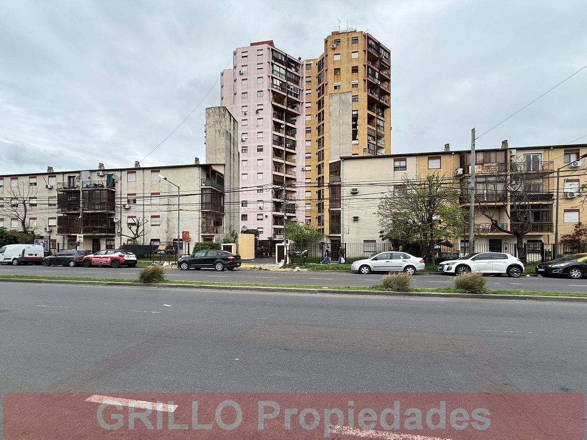 El complejo. de Av J D Perón 4950. Departamento de 3 ambientes con balcón y espacio guardacoches. Apto crédito.