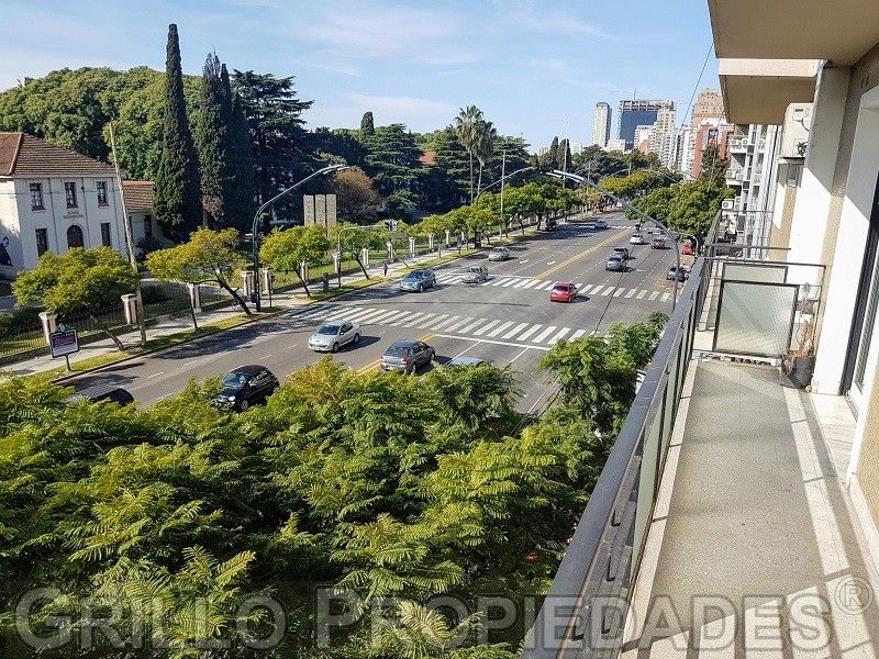 Vista desde el balcón. de Departamento tres ambientes. Excelente vista. Cocina independiente.