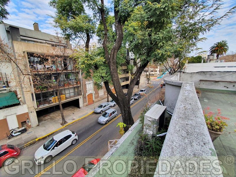 Vista de la cuadra desde la terraza. de Departamento 2 ambientes. Cocina independiente. Lavadero.