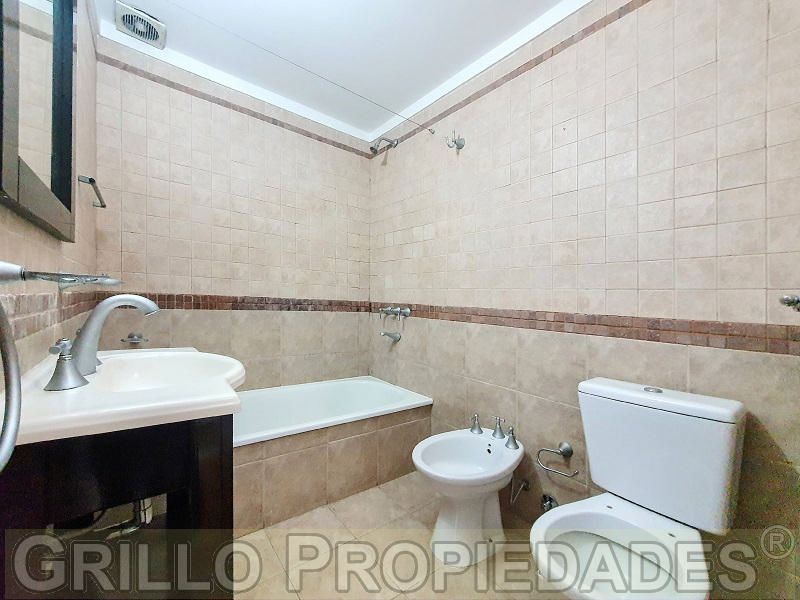 Otra vista del baño. de Tres Arroyos 3517. Departamento tres ambientes. 75m2. Con patio.