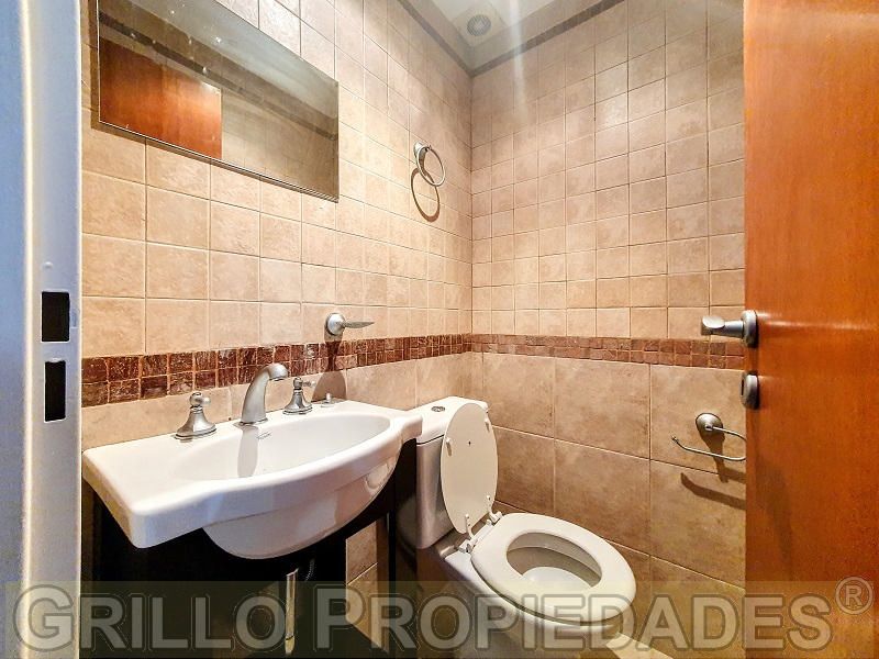 Toilette en planta baja. de Tres Arroyos 3517. Departamento tres ambientes. 75m2. Con patio.