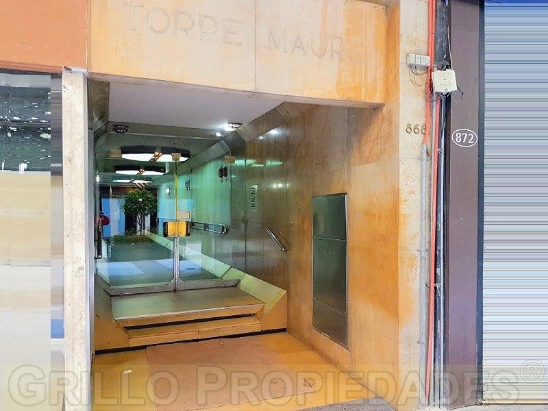 Entrada al edificio. de Departamento u Oficina 2 ambientes. Baño completo. Cocina independiente. Apto profesional.